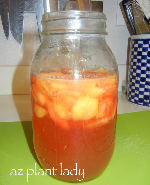 chopped peaches and pour white wine vinegar